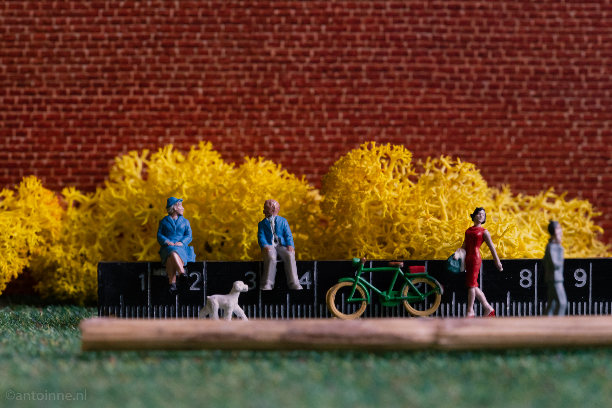 De anderhalve centimeter samenleving #diorama #socialdistanacing